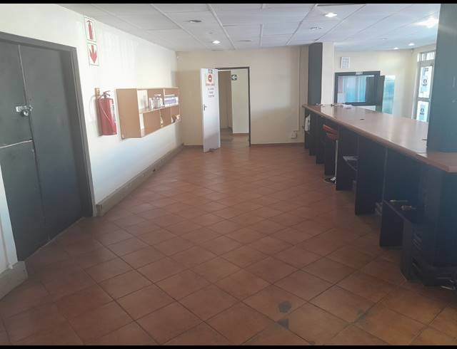 386M² SHOWROOM TO LET IN ALBERTON NORTH